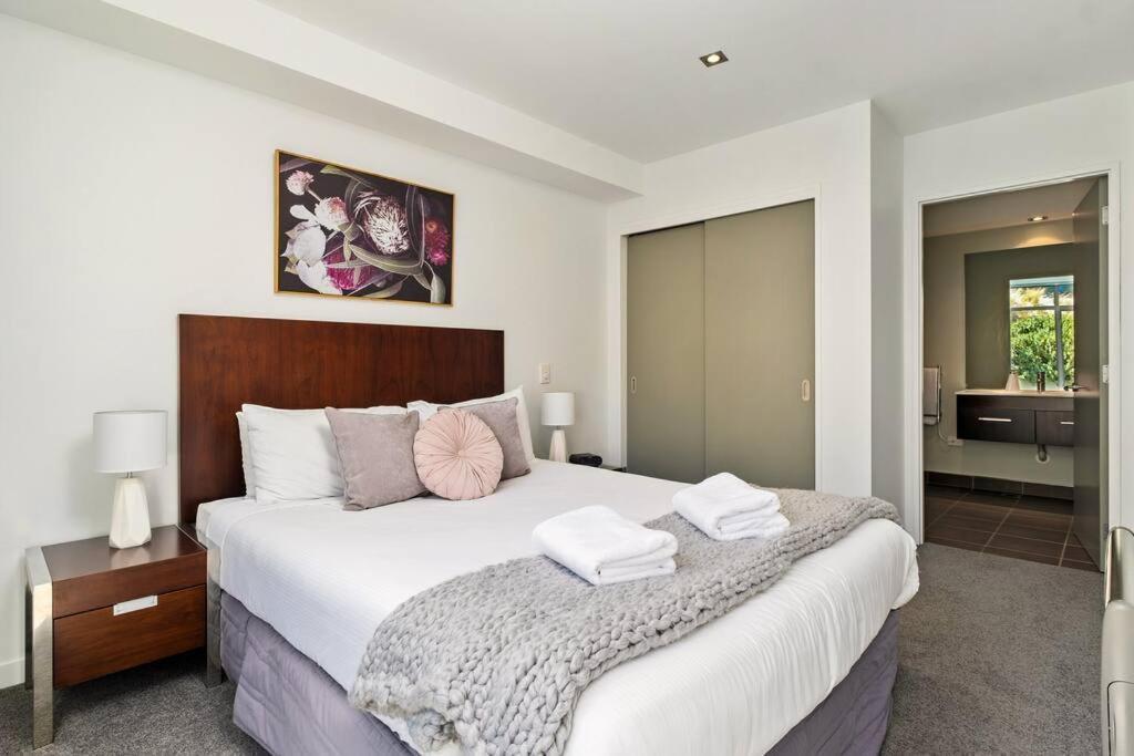 Toru - Eclectic Apartment With Delightful Lake Views Queenstown Eksteriør billede