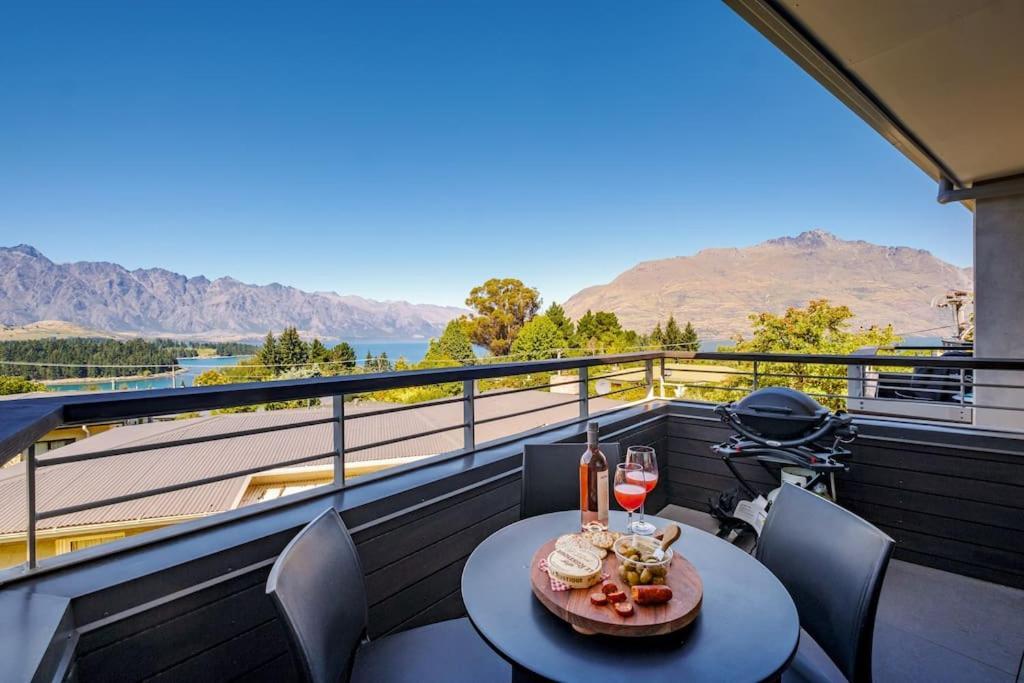 Toru - Eclectic Apartment With Delightful Lake Views Queenstown Eksteriør billede