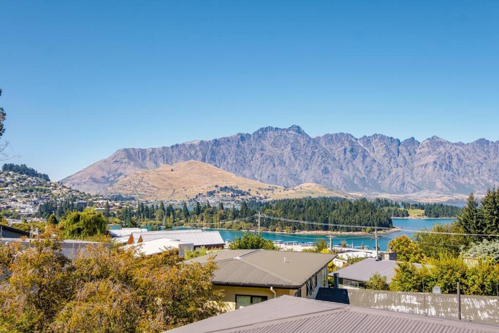 Toru - Eclectic Apartment With Delightful Lake Views Queenstown Eksteriør billede