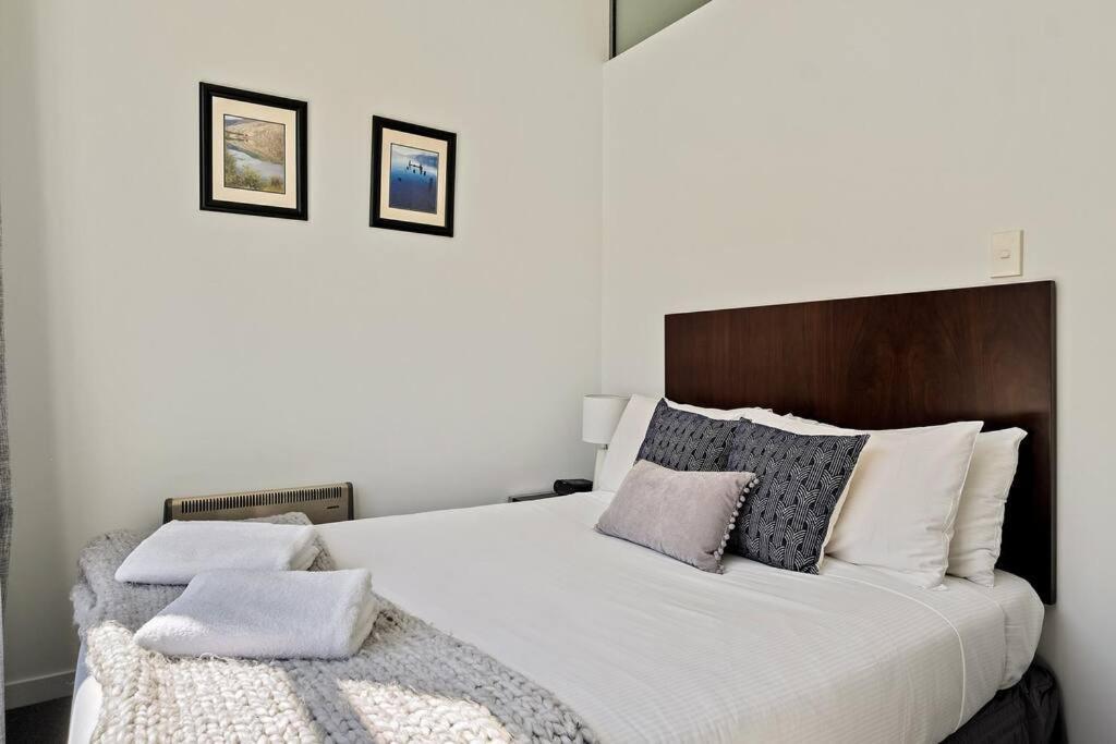Toru - Eclectic Apartment With Delightful Lake Views Queenstown Eksteriør billede