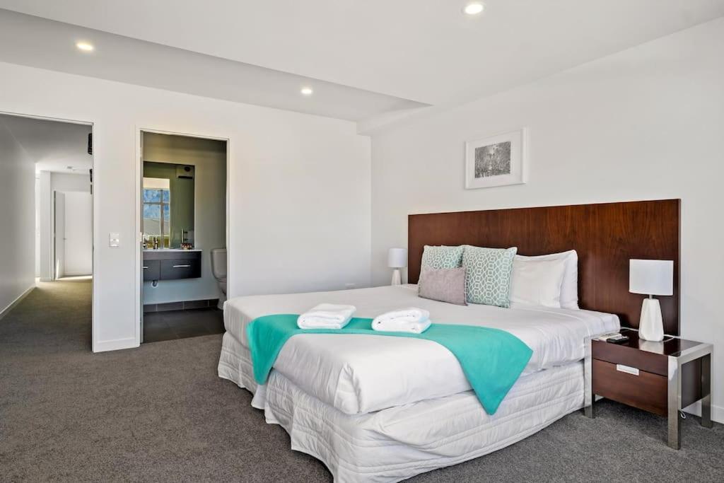 Toru - Eclectic Apartment With Delightful Lake Views Queenstown Eksteriør billede