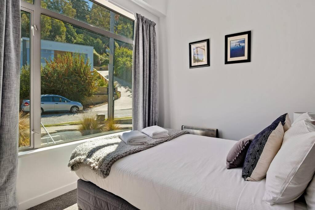 Toru - Eclectic Apartment With Delightful Lake Views Queenstown Eksteriør billede