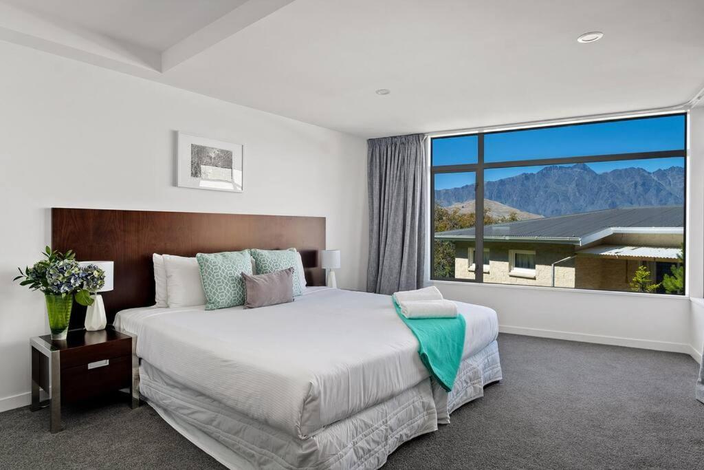 Toru - Eclectic Apartment With Delightful Lake Views Queenstown Eksteriør billede